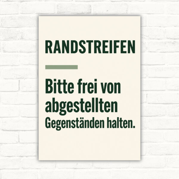Hinweisschild mit Text „RANDSTREIFEN – Bitte frei von abgestellten Gegenständen halten“ und Gartenmotiv.