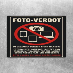 Foto-Verbotsschild Aufkleber mit rotem Verbotssymbol über Kamera, Smartphone und Laptop auf schwarzem Hintergrund.