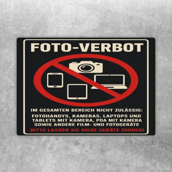 Foto-Verbotsschild Aufkleber mit rotem Verbotssymbol über Kamera, Smartphone und Laptop auf schwarzem Hintergrund.
