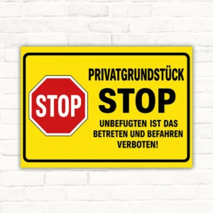Gelbes Verbotsschild für Privatgrundstück mit rotem STOP-Symbol und dem Text Unbefugten ist das Betreten und Befahren verboten.