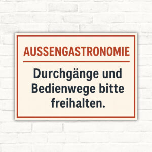 Außengastronomie Schild mit Text „Durchgänge und Bedienwege bitte freihalten“ und illustrierter Terrasse im Querformat.