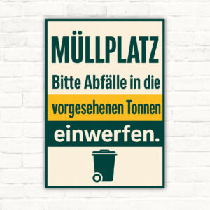 Müllplatz Schild mit Text „Bitte Abfälle in die vorgesehenen Tonnen einwerfen“ und Illustration von Mülltonnen.