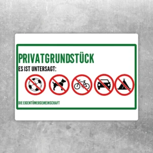 Privatgrundstück Verbotsschild Querformat Aufkleber mit grüner Umrandung und roten Verbotssymbolen für Eigentümergemeinschaften.