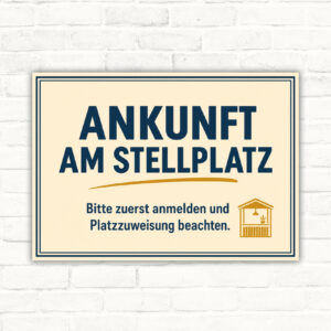 Stellplatz Schild mit Wortlaut „Ankunft am Stellplatz“ und Hinweis „Bitte zuerst anmelden und Platzzuweisung beachten“.