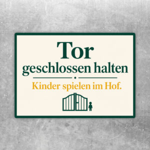 Querformatiger Aufkleber mit Text Tor geschlossen halten, Kinder spielen im Hof und illustriertem Hoftor in Violett und Orange.