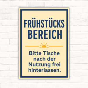 Hinweisschild mit Frühstücksbereich und Text „Bitte Tische nach der Nutzung frei hinterlassen“ als bedruckte Platte.