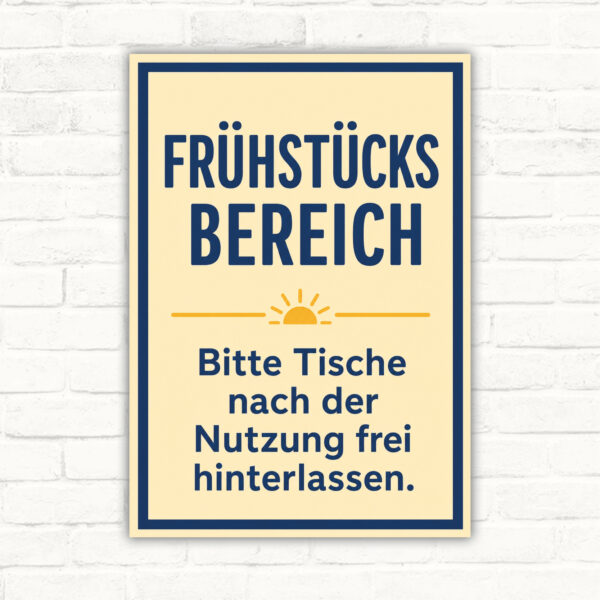 Hinweisschild mit Frühstücksbereich und Text „Bitte Tische nach der Nutzung frei hinterlassen“ als bedruckte Platte.