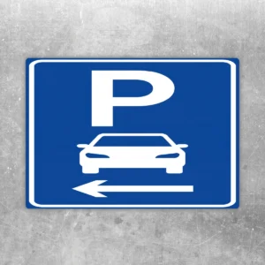 Blauer Parkplatzaufkleber mit weißem P, Auto und Pfeil nach links für die Kennzeichnung eines Stellplatzes.