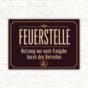 Feuerstelle Schild mit Wortlaut „Nutzung nur nach Freigabe durch den Betreiber“ als bedrucktes Querformat-Schild.