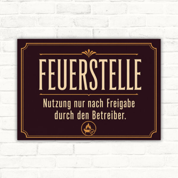Feuerstelle Schild mit Wortlaut „Nutzung nur nach Freigabe durch den Betreiber“ als bedrucktes Querformat-Schild.