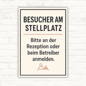Hochformat-Schild mit Text „Besucher am Stellplatz“ und „Bitte an der Rezeption oder beim Betreiber anmelden“.