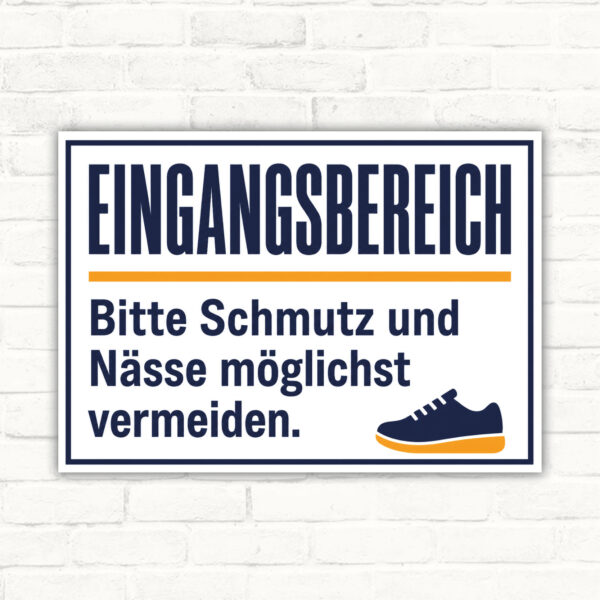 Eingangsbereich Schild mit Text „Bitte Schmutz und Nässe möglichst vermeiden“ und Illustration von Tür und Fußmatte.