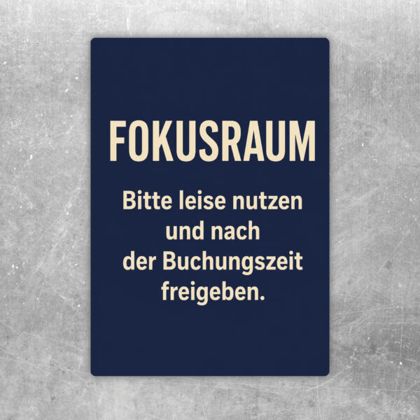 Fokusraum Aufkleber in Dunkelgrün mit Text Bitte leise nutzen und nach der Buchungszeit freigeben für Bürotüren.