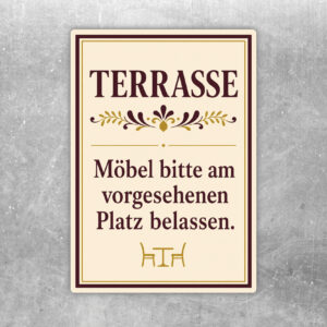 Aufkleber Terrasse mit mediterraner Sitzgruppe und Text Möbel bitte am vorgesehenen Platz belassen in Beige, Grün und Blau.
