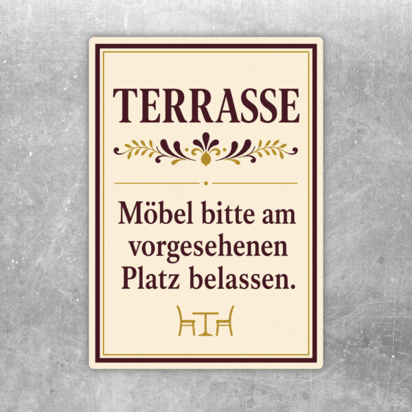 Aufkleber Terrasse mit mediterraner Sitzgruppe und Text Möbel bitte am vorgesehenen Platz belassen in Beige, Grün und Blau.