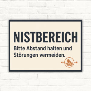 Nistbereich Schild mit Text „Bitte Abstand halten und Störungen vermeiden“, Vogelnest in Hecke als bedrucktes Hinweisschild.