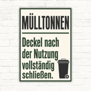 Mülltonnen Schild mit Text „Deckel nach der Nutzung vollständig schließen“ und Illustration einer schwarzen Mülltonne.