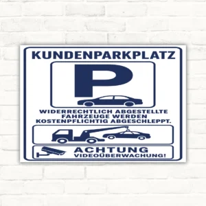 Kundenparkplatz Schild mit P, Abschlepphinweis und Videoüberwachung als Hochformat-Schild für Parkplatz und Zufahrt.