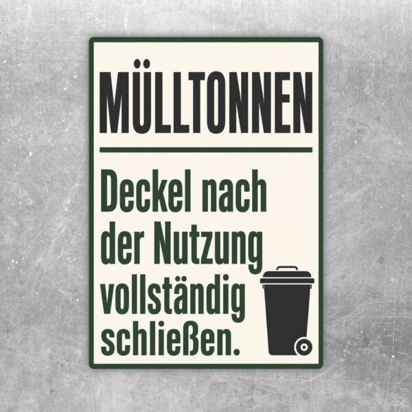 Mülltonnen Aufkleber mit grauer Tonne, Pfeil zum Deckelschließen und Hinweistext auf beigebraunem Motiv.