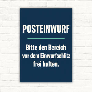 Posteinwurf Schild mit Text „Bitte den Bereich vor dem Einwurfschlitz frei halten“ und Vintage-Hausszene.