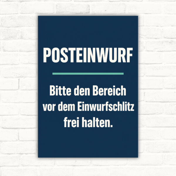 Posteinwurf Schild mit Text „Bitte den Bereich vor dem Einwurfschlitz frei halten“ und Vintage-Hausszene.