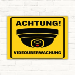 Videoüberwachungsschild mit Achtung-Hinweis, Kamerasymbol und dem Text „VIDEOÜBERWACHUNG“ als Hochformat-Schild.