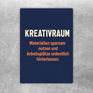 Kreativraum Aufkleber mit Szene am Basteltisch und Hinweis zu sparsamem Materialeinsatz und Ordnung.