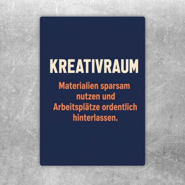 Kreativraum Aufkleber mit Szene am Basteltisch und Hinweis zu sparsamem Materialeinsatz und Ordnung.