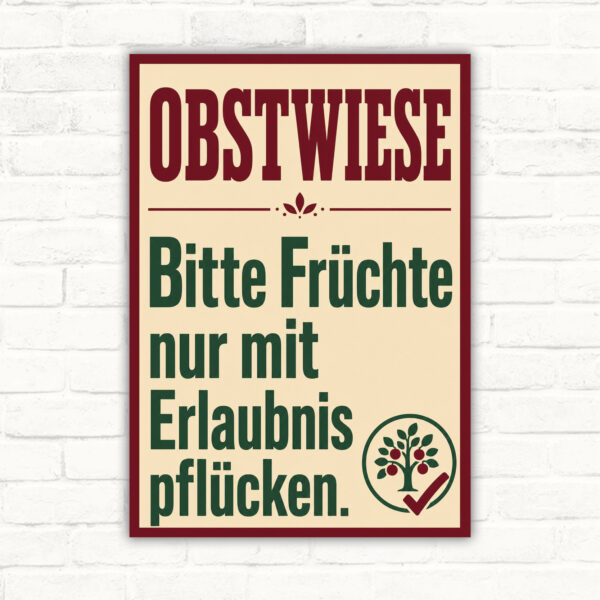 Obstwiese Schild mit Früchten und dem Hinweis „Bitte Früchte nur mit Erlaubnis pflücken“ als Hochformat-Hinweisschild.