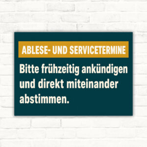 Hinweisschild mit Text „Ablese- und Servicetermine“ und Bitte um frühzeitige Ankündigung, Personen stimmen Termine ab.