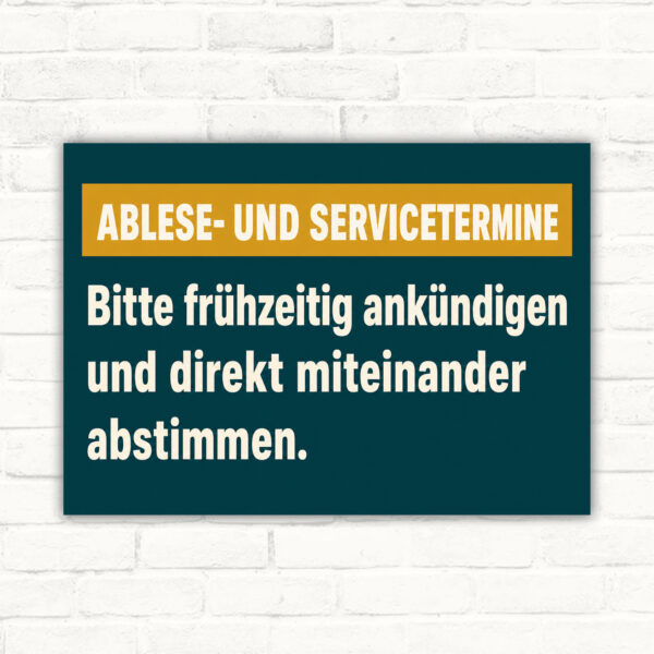 Hinweisschild mit Text „Ablese- und Servicetermine“ und Bitte um frühzeitige Ankündigung, Personen stimmen Termine ab.