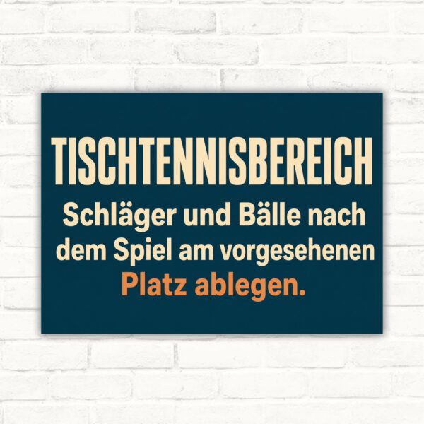 Tischtennisbereich Schild mit Text „Schläger und Bälle nach dem Spiel am vorgesehenen Platz ablegen“.