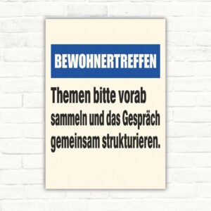 Bewohnertreffen Schild mit Text „Themen bitte vorab sammeln“ und illustrierter Gesprächsrunde am Tisch.