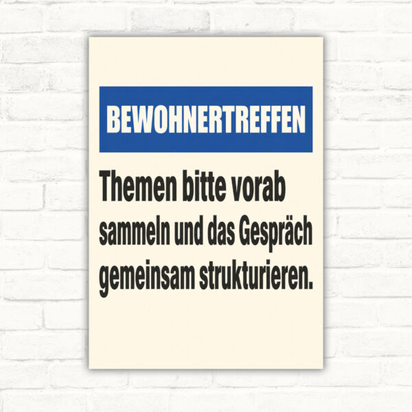 Bewohnertreffen Schild mit Text „Themen bitte vorab sammeln“ und illustrierter Gesprächsrunde am Tisch.