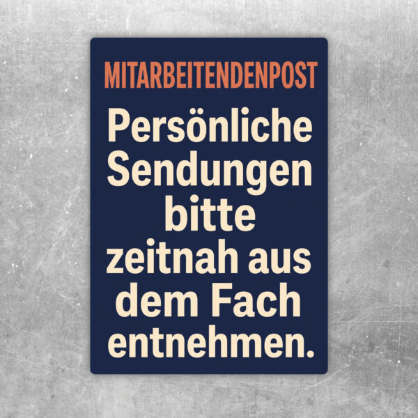 Mitarbeitendenpost Aufkleber mit Postfächern und Hinweis, persönliche Sendungen zeitnah zu entnehmen.