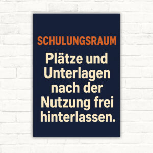 Schulungsraum Schild mit Text „Plätze und Unterlagen nach der Nutzung frei hinterlassen“ und Seminarraum-Motiv.