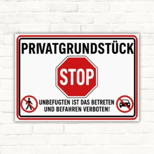 Verbotsschild mit Privatgrundstück, Stoppschild und Verbot von Betreten und Befahren als Querformat-Schild.