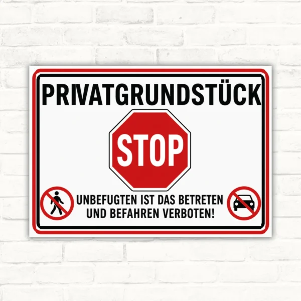 Verbotsschild mit Privatgrundstück, Stoppschild und Verbot von Betreten und Befahren als Querformat-Schild.