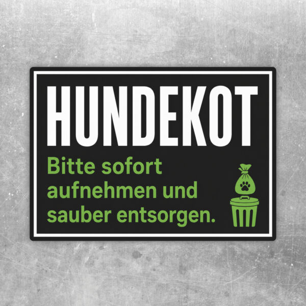 Hundekot Aufkleber im Querformat mit Bitte zur sofortigen Entsorgung, Mülltonne, Kotbeutel und dunkelblauem Hintergrund.