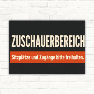 Zuschauerbereich Schild mit Text „Sitzplätze und Zugänge bitte freihalten“ und illustrativer Tribünenszene im Querformat.