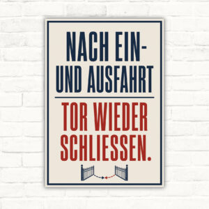 Torschild mit Wortlaut „Nach Ein- und Ausfahrt Tor wieder schließen“ und illustrierter Hofeinfahrt mit Autos.