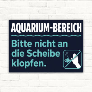 Aquarium Schild mit Text „Aquarium-Bereich Bitte nicht an die Scheibe klopfen“ und Unterwasser-Motiv im Querformat.