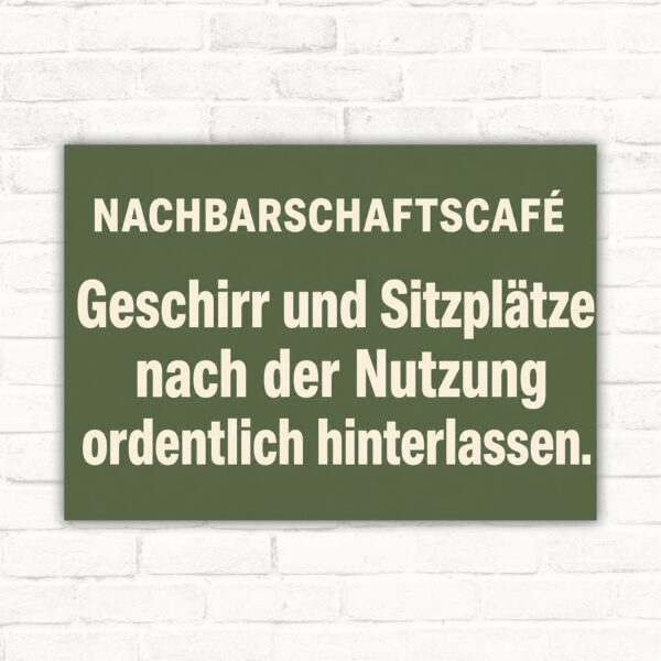 Nachbarschaftscafé Schild mit Text „Geschirr und Sitzplätze nach der Nutzung ordentlich hinterlassen“ im Querformat.
