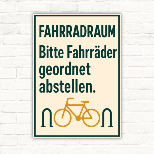 Fahrradraum Schild – Bitte Fahrräder geordnet abstellen mit gut lesbarem Motiv und klarer Beschriftung als bedrucktes Schild aus Aluminium-Verbundplatte.