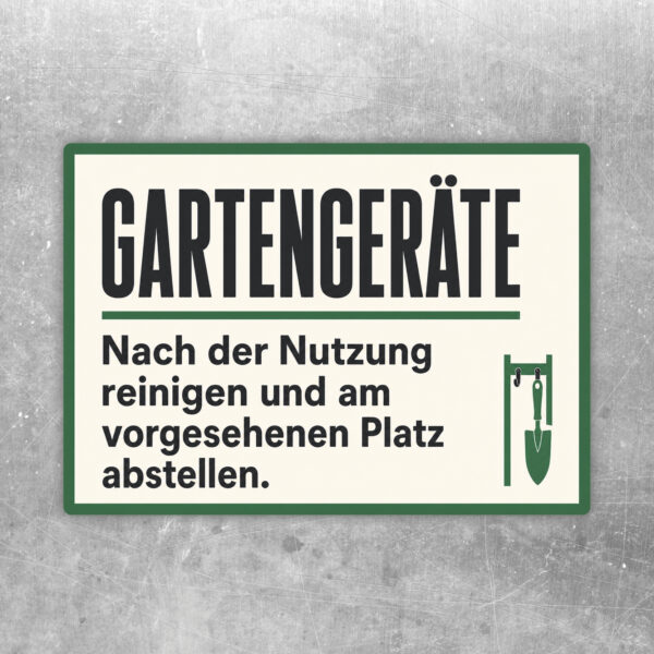 Gartengeräte Aufkleber mit Hinweis zum Reinigen und Abstellen, illustrierten Werkzeugen und Retro-Farben im Querformat.