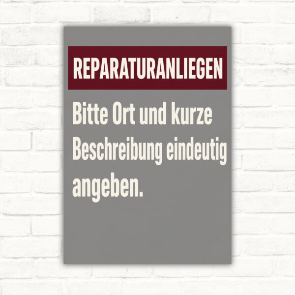 Reparaturanliegen Schild mit Text „Bitte Ort und kurze Beschreibung eindeutig angeben“ und Service-Szene am Tresen.