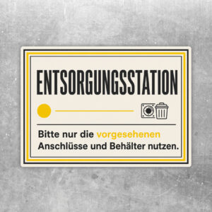 Aufkleber Entsorgungsstation mit Illustration, Anschlüssen und Behältern im Querformat in Beige, Schwarz und Orange.