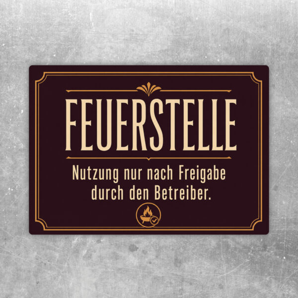 Feuerstelle Aufkleber im Querformat mit Vintage-Motiv und Hinweis Nutzung nur nach Freigabe durch Betreiber.