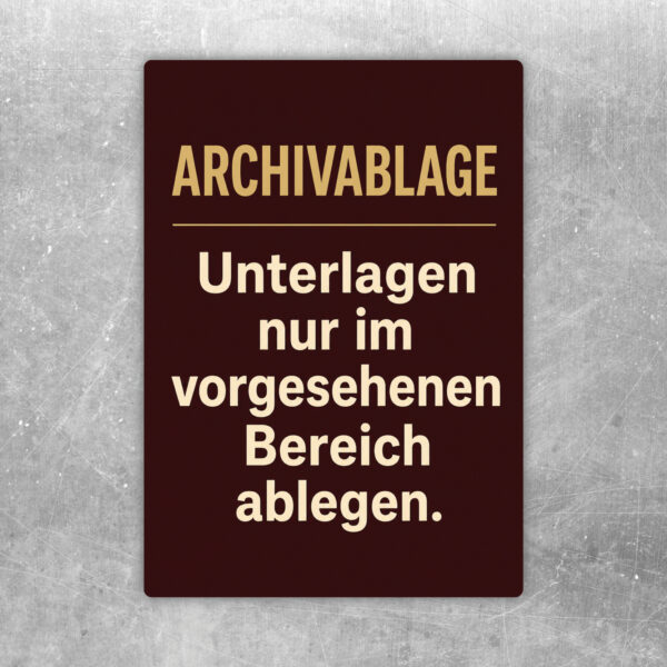 Archivablage Aufkleber mit brauner Archivillustration und Hinweis Unterlagen nur im vorgesehenen Bereich ablegen.