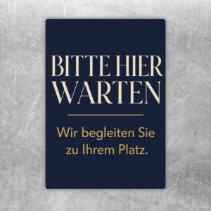 Bitte hier warten Aufkleber mit Empfangsszene und Text Wir begleiten Sie zu Ihrem Platz in Beige und Bordeaux.